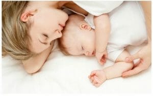 Rassurer un bébé durant son sommeil