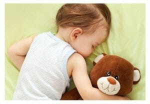 Aider un bébé à s'endormir avec un doudou