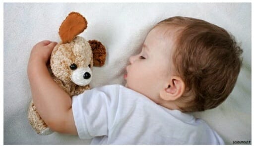 Comment endormir bébé avec un doudou