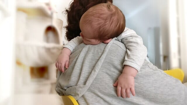 Bébé 4 mois pleure en dormant