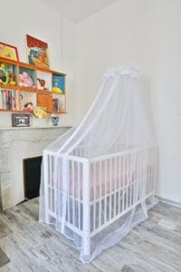 moustiquaire bébé et déco de chambre